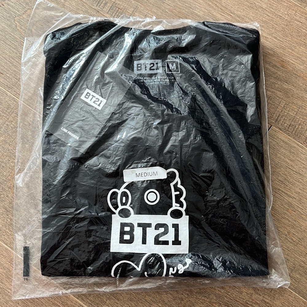 ✨RARE✨ BT21 Mang Logo Tee